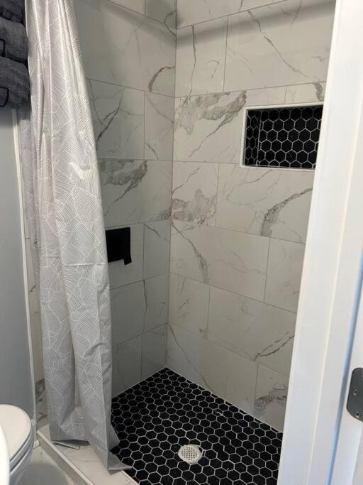 Comfy Lower Lvl Apt With Jetted Tub Near Uptown And Unc Charlotte Exterior photo