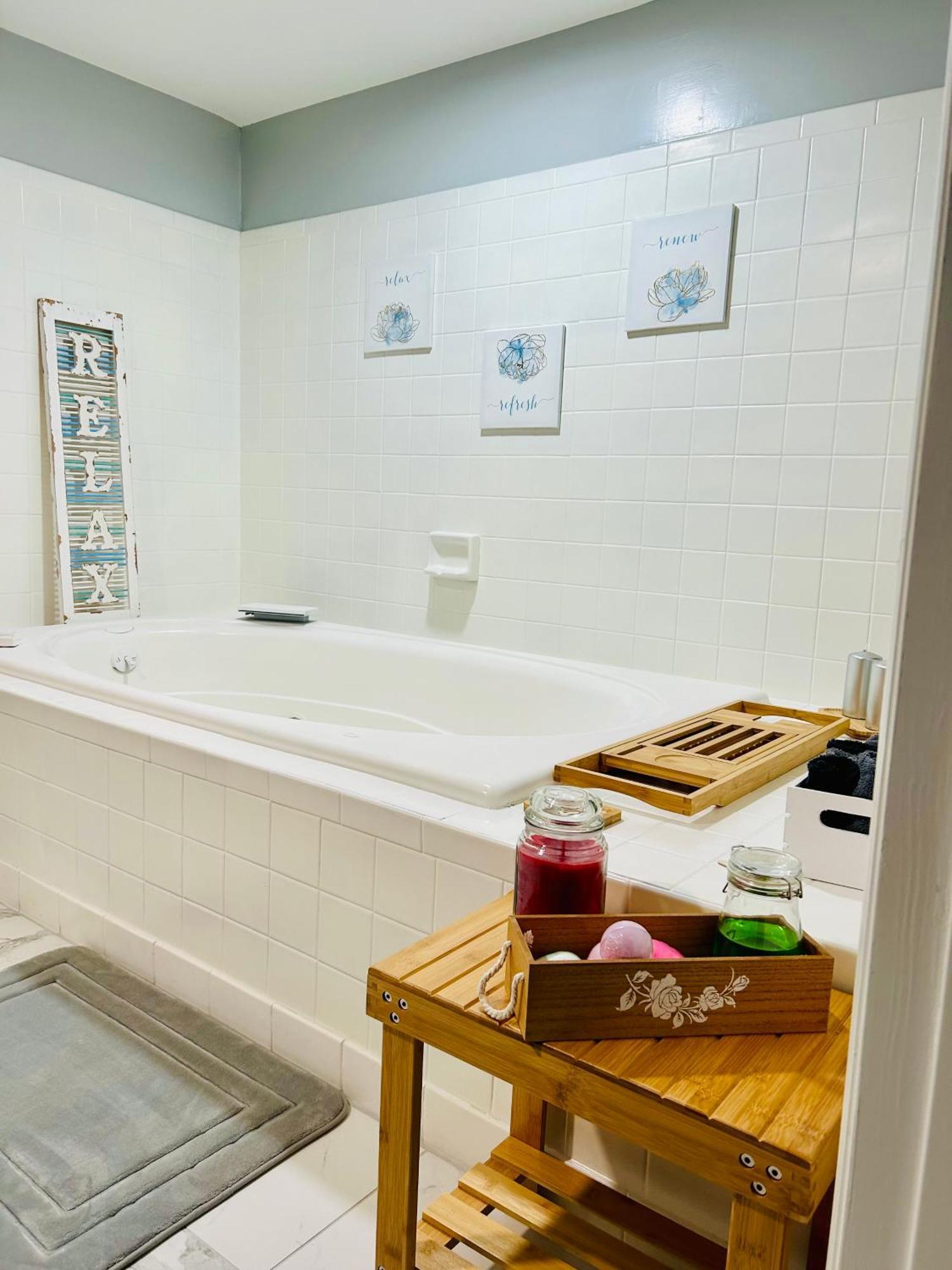 Comfy Lower Lvl Apt With Jetted Tub Near Uptown And Unc Charlotte Exterior photo
