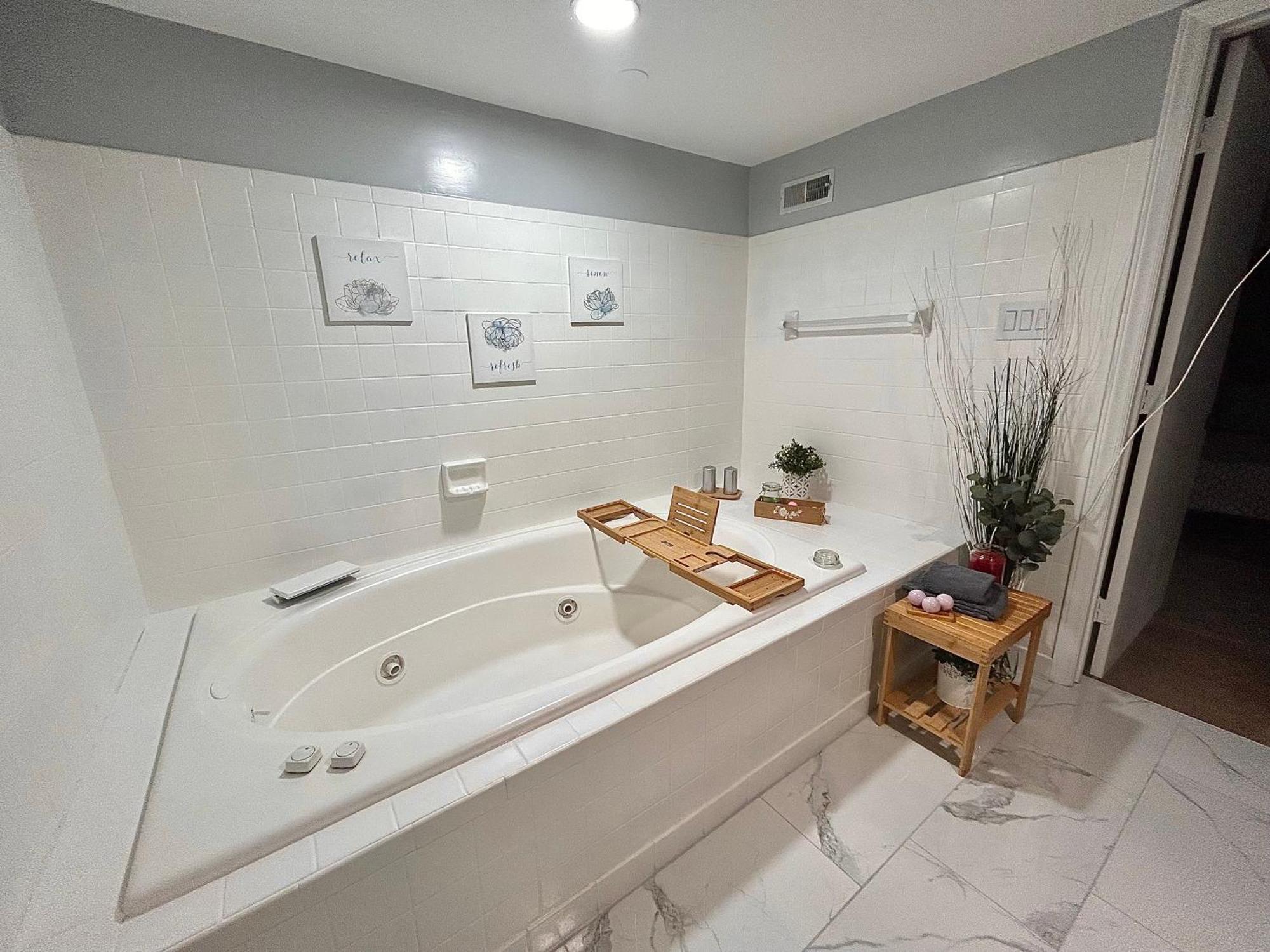 Comfy Lower Lvl Apt With Jetted Tub Near Uptown And Unc Charlotte Exterior photo